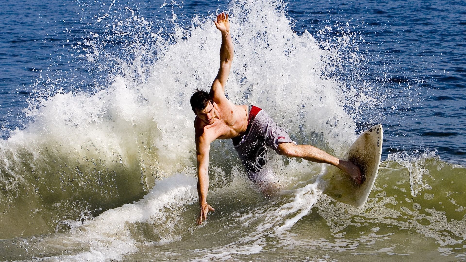 青训梯队与国外球队进行友谊赛积累实战经验提升综合素质，国内青训