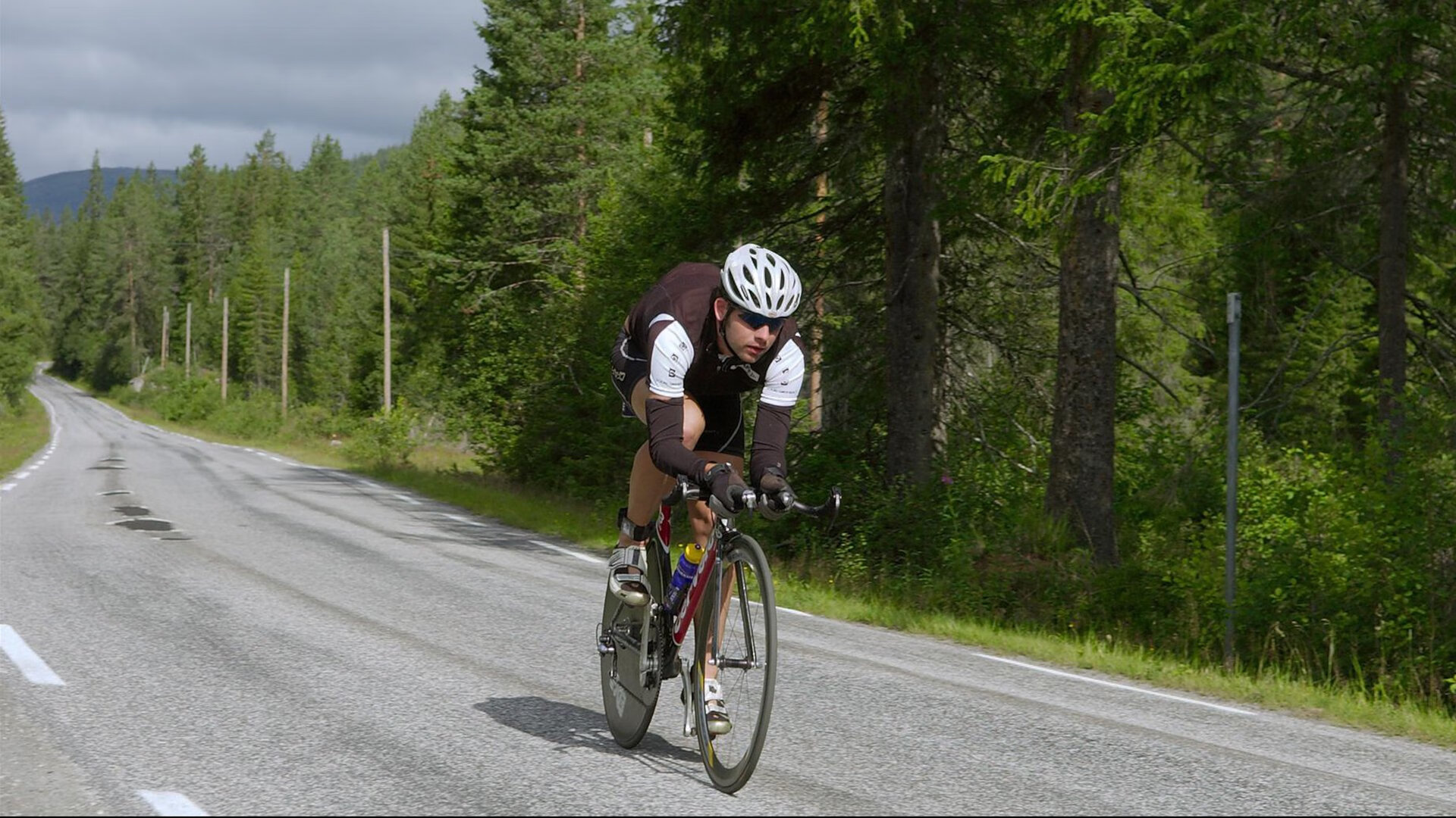 世界航空模型编队世锦赛 中国少年队首次夺冠 编队图案极具创意